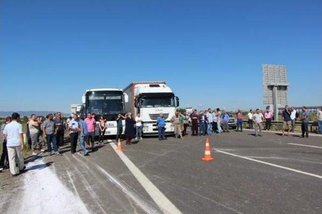 Devrilen Tır, Tem'in Ankara Yönünü 1 Saat Ulaşıma Kapattı