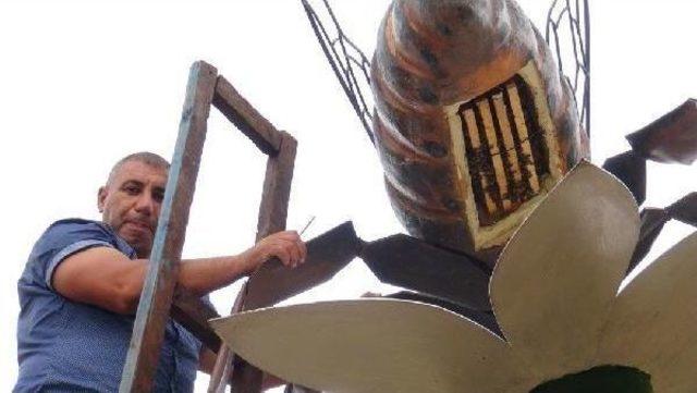 (Video) Huge Bee Statue Filled With Hives Gives Five Kilos Of Honey In Kars