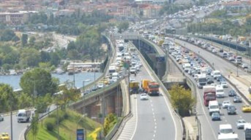 Hali&ccedil; K&ouml;pr&uuml;s&uuml;&rsquo;ndeki Kaza Trafiği Kilitledi (1)