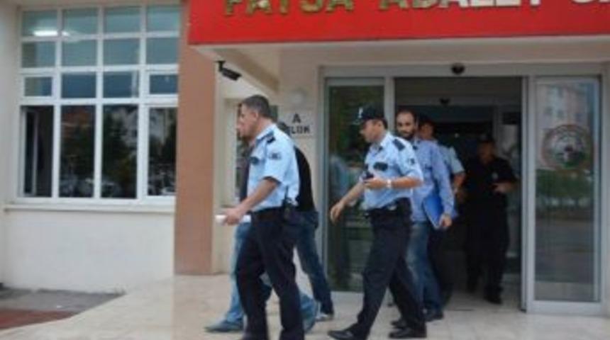 Mağazadan Kıyafet &Ccedil;alan 2 G&uuml;rc&uuml; Tutuklandı