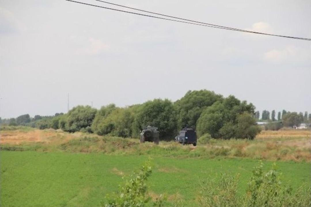 Polisleri Taşıyan Servis Aracına Saldırı: 1 Yaralı