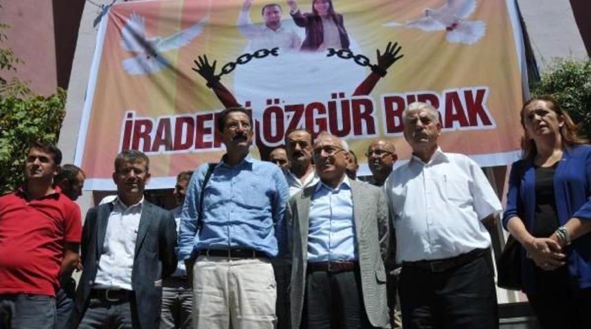 İhd Genel Başkanı T&uuml;rkdoğan: 'eller Tetikten &Ccedil;ekilmeli'