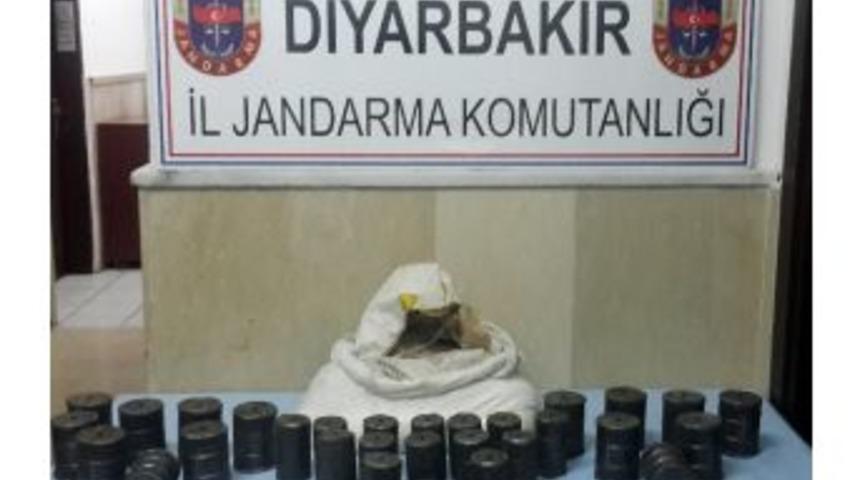 Yol Kontrol&uuml;nde Durdurulan Ara&ccedil;tan Bomba &Ccedil;ıktı