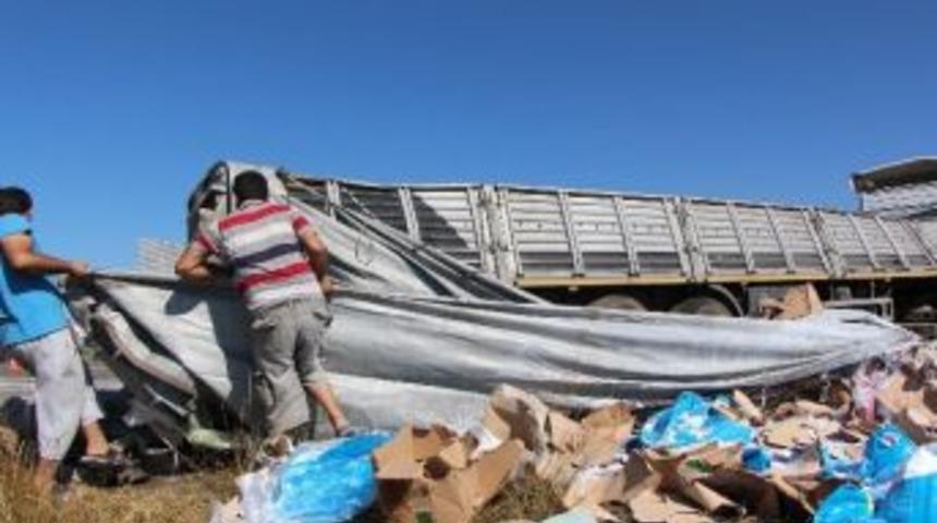 Bolu&rsquo;da Deterjan Y&uuml;kl&uuml; Tır Devrildi