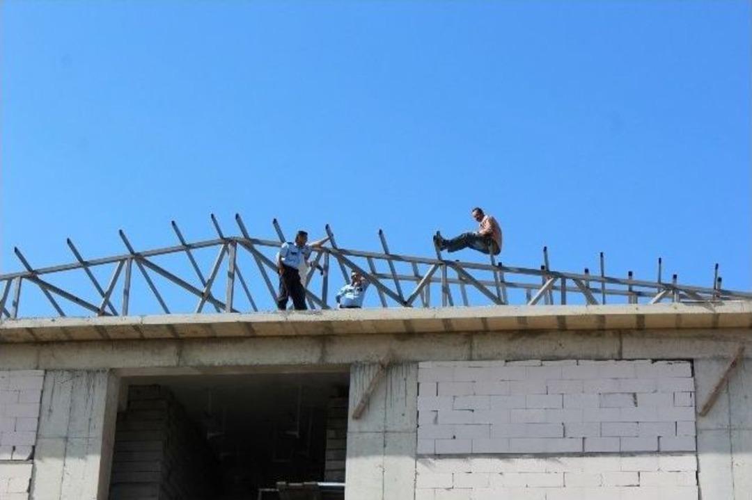 Parasını Alamayan İş&ccedil;i &Ccedil;atıya &Ccedil;ıktı