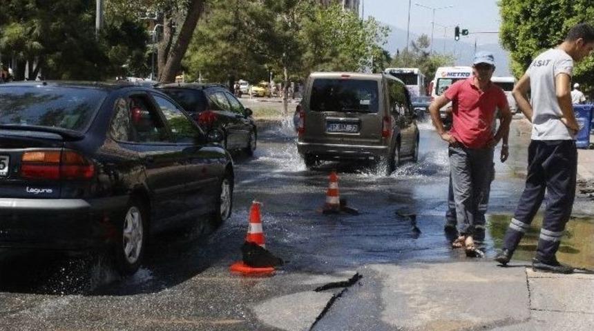 Patlayan Su Borusu Trafiği Etkiledi