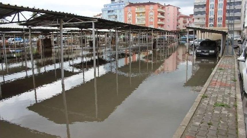 &Ccedil;arşamba&rsquo;da Sağanak Sonrası Ev Ve İş Yerlerini Su Bastı