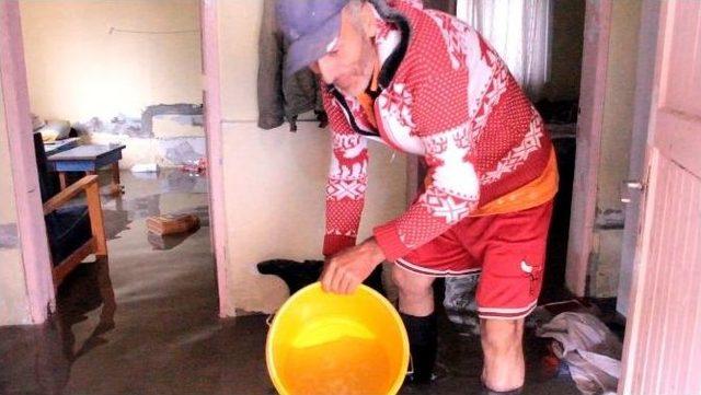 &Ccedil;arşamba&rsquo;da Sağanak Sonrası Ev Ve İş Yerlerini Su Bastı 1