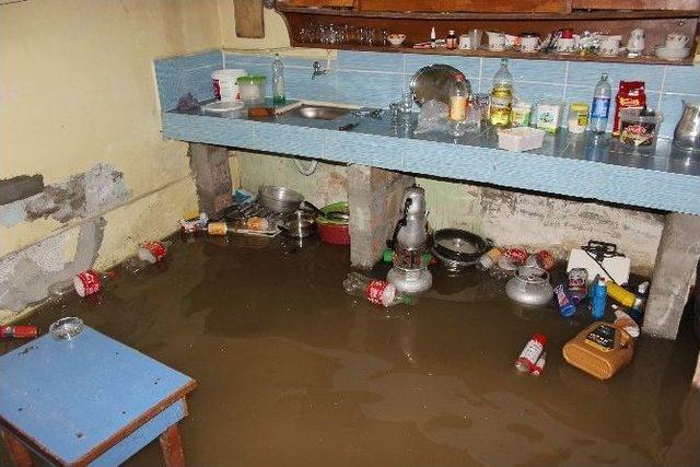 &Ccedil;arşamba&rsquo;da Sağanak Sonrası Ev Ve İş Yerlerini Su Bastı 2