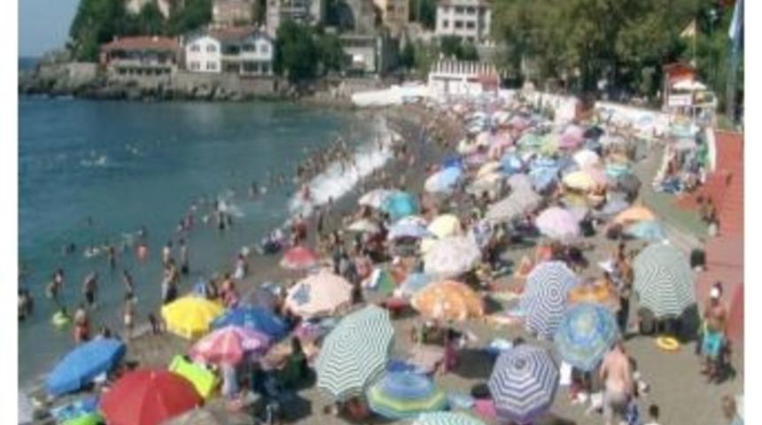 Plajda Bikinili Kadınların Fotoğrafını &Ccedil;ekerken Yakalandı