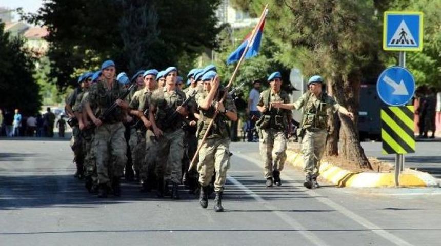 Asker Diyarbakır'da, 'şehitler &Ouml;lmez Vatan B&ouml;l&uuml;nmez' Sloganıyla Y&uuml;r&uuml;d&uuml;