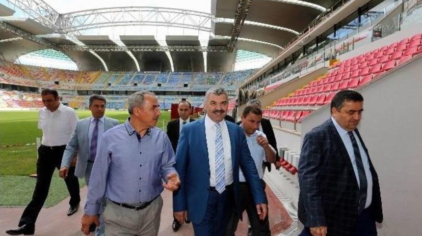 Başkan &Ccedil;elik Kadir Has Stadı&rsquo;nda İncelemelerde Bulundu