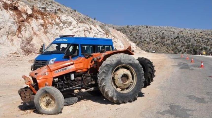 Besni'de Trakt&ouml;r Devrildi: 2 Yaralı