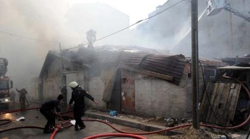 Beyoğlu'nda Imalathanede &Ccedil;ıkan Yangın Korkuttu