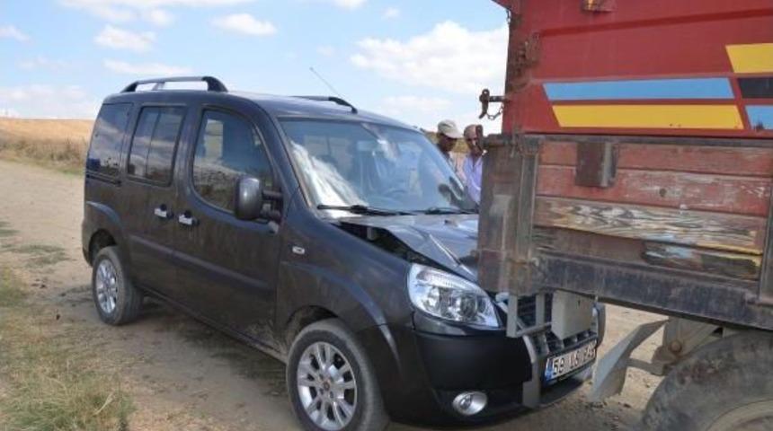 Park Halindeyken Hareket Eden Ara&ccedil; 2 Kişiyi Yaraladı