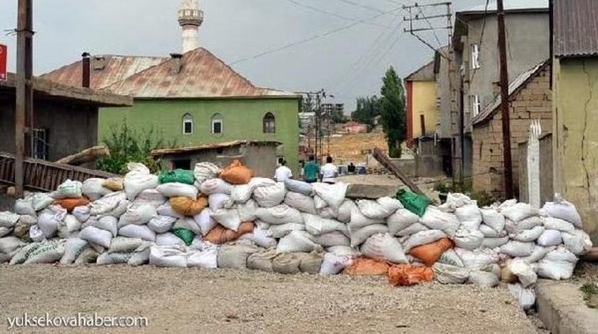 Y&uuml;ksekova'da Sokağa &Ccedil;ıkma Yasağı S&uuml;r&uuml;yor. Hdp'li Zeydan'a G&ouml;re 3 &Ouml;l&uuml;, 7 Yaralı Var (3)