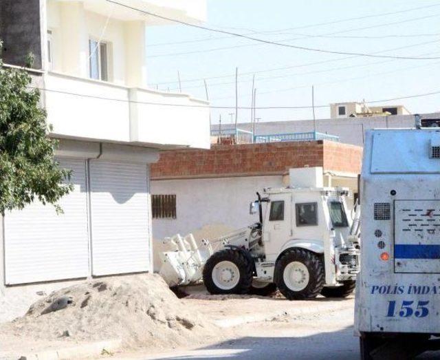 Nusaybin'de Polis Kazılan Hendekleri Kapatmaya Başladı