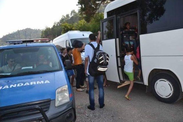 Köyceğiz'de Yolcu Otobüsünde 48 Kaçak Ile 5 Organizatör Yakalandı