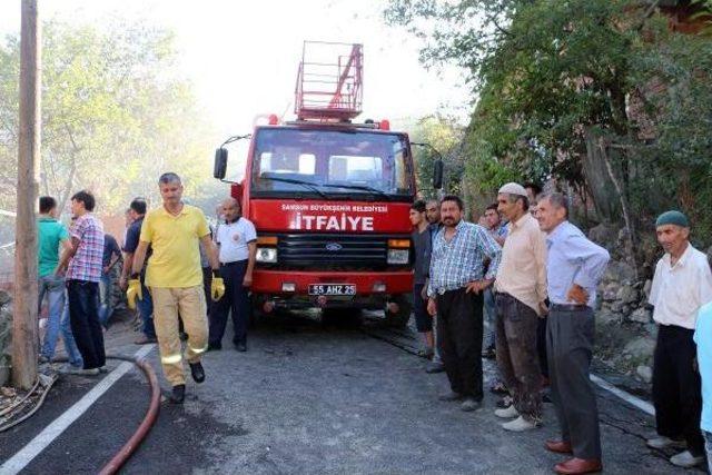 2 Ev, 2 Samanlık Ve 1 Buğday Ambarı Yangında Kül Oldu