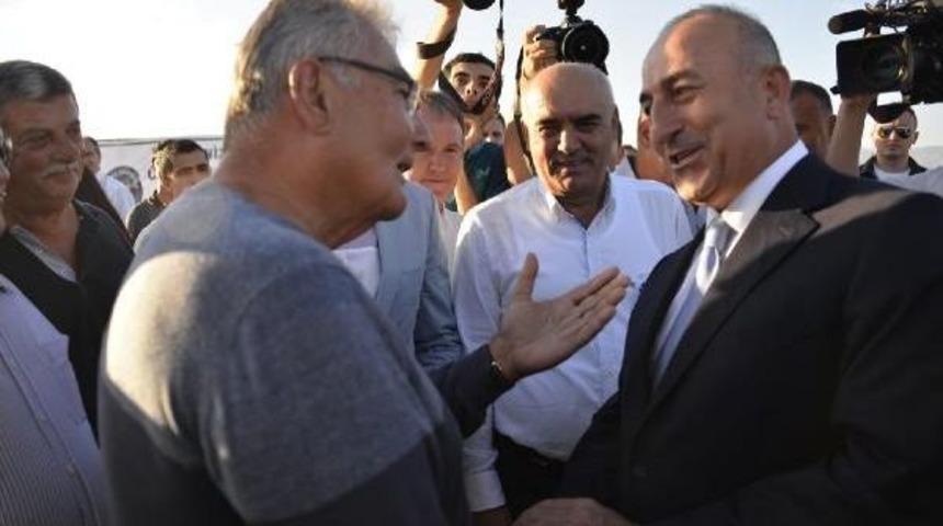 Bakan &Ccedil;avuşoğlu Ve Baykal Arasında Esprili Diyalog