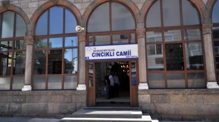 Bu Camiye Gelenlere &Ccedil;orap &Uuml;cretsiz