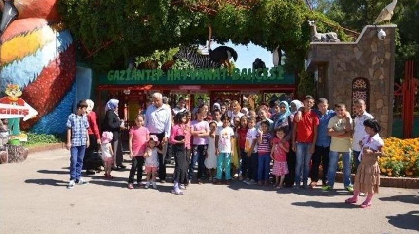 Yetim &Ccedil;ocuklara Hayvanat Bah&ccedil;esi Gezisi