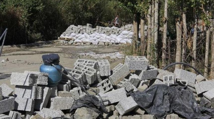 Hakkari&rsquo;de Tuzaklı Barikatlar Kuruldu