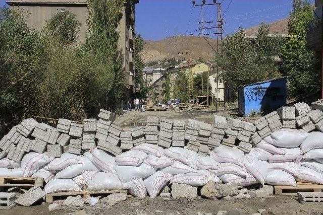 Hakkari’de Tuzaklı Barikatlar Kuruldu