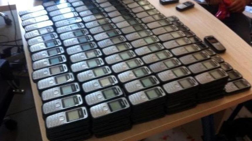 Hakkari'den Kargoyla Gaziantep'e Gönderilen 705 Kaçak Cep Telefonu Ele Geçti