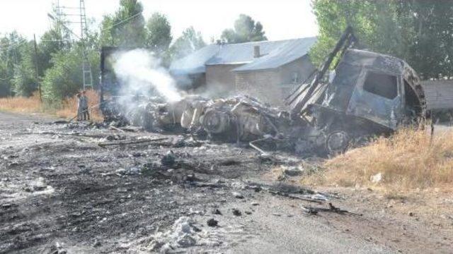 Pkk, Patnos- Van Karayolunu Kesti, 4 Araç Yaktı