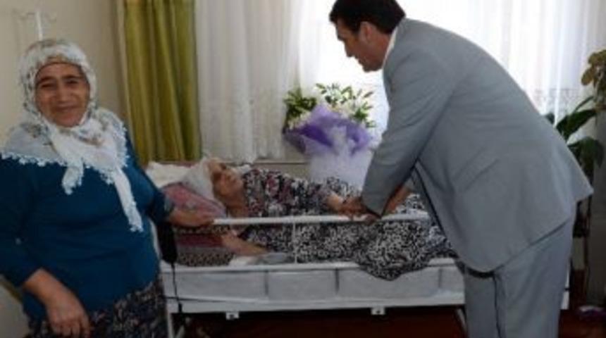 Yatalak Hasta Kadına Ortopedik Yatak