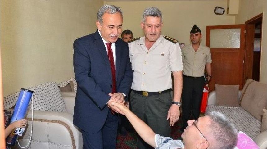 Vali B&uuml;y&uuml;k&rsquo;ten Gazi Jandarma Uzman &Ccedil;avuşa Ziyaret