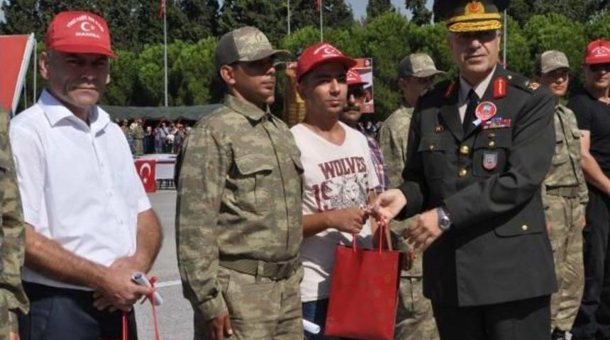 Askerlerin Yemin T&ouml;reninde Duygu Dolu Anlar