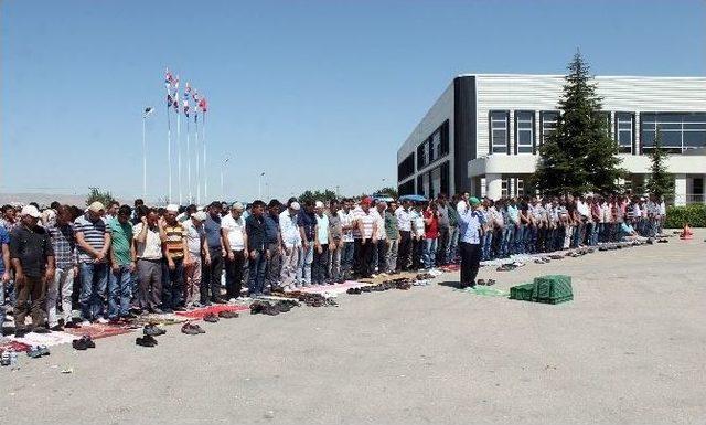 Ors İşçisi Cuma Namazını Fabrika Önünde Kıldı