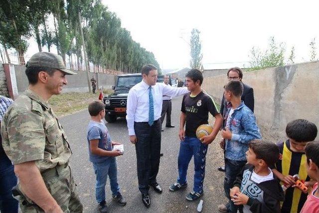 Vali Işın Askerlerle Yemek Yedi