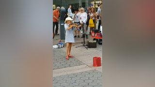 Despacito şarkısını keman ile çalan kız izleyenleri büyüledi