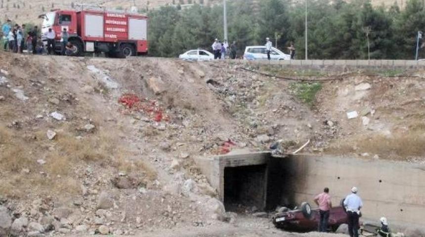 Otomobil Şarampole Devrildi, I&ccedil;inde Kimse Bulunamadı