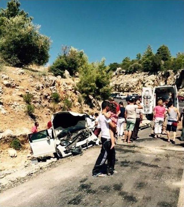 Manavgat-akseki Yolunda Trafik Kazası: 1 Ölü, 4 Yaralı