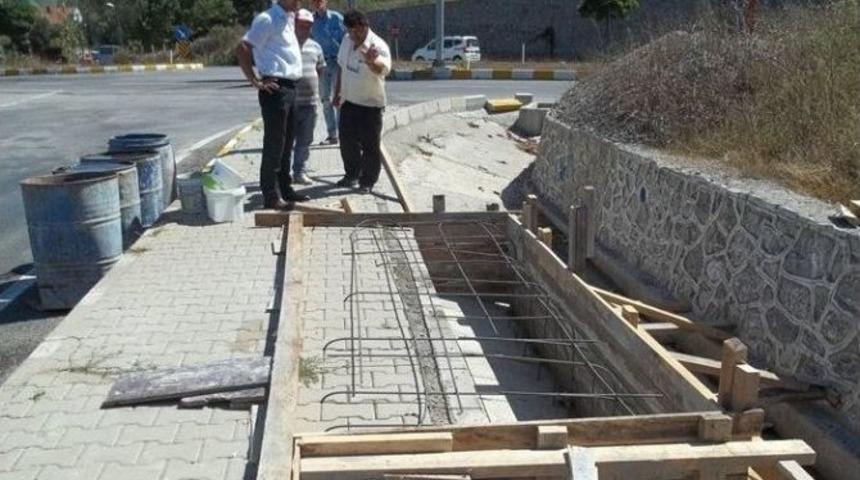 Saltukova&rsquo;da Yaya Yolu Kaldırımı &Uuml;zerine Yolcu Bekleme Durakları Konuluyor