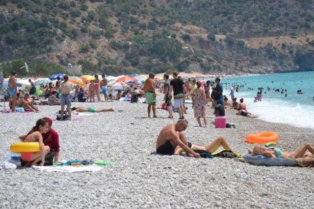 Paragliders Flock To Babadağ, While Beach Lovers Enjoy Ölüdeniz