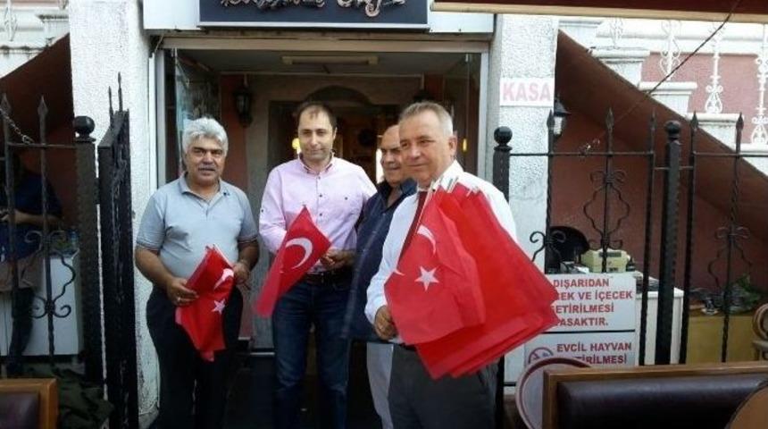 Tuna, Esnafa Bayrak Dağıttı