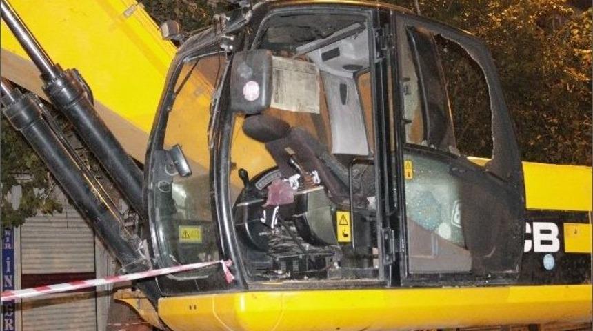 Diyarbakır&rsquo;da G&ouml;stericiler Hdp&rsquo;li Belediyenin İş Makinalarını Ateşe Verdi