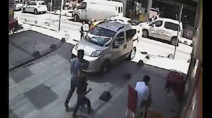 Taksi &Ouml;yle Bir &Ccedil;arptı Ki, Metrelerce &Ouml;teye Savruldu...
