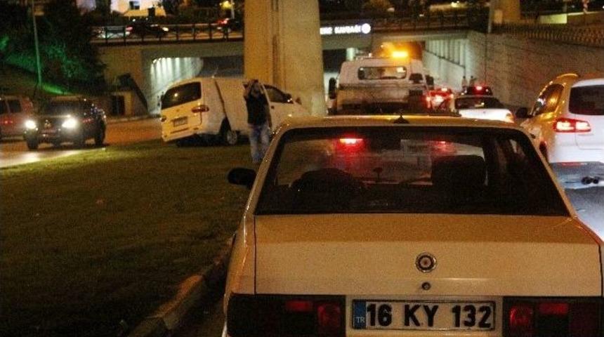 Minib&uuml;s K&ouml;pr&uuml; Ayağına &Ccedil;arptı: 1 Yaralı