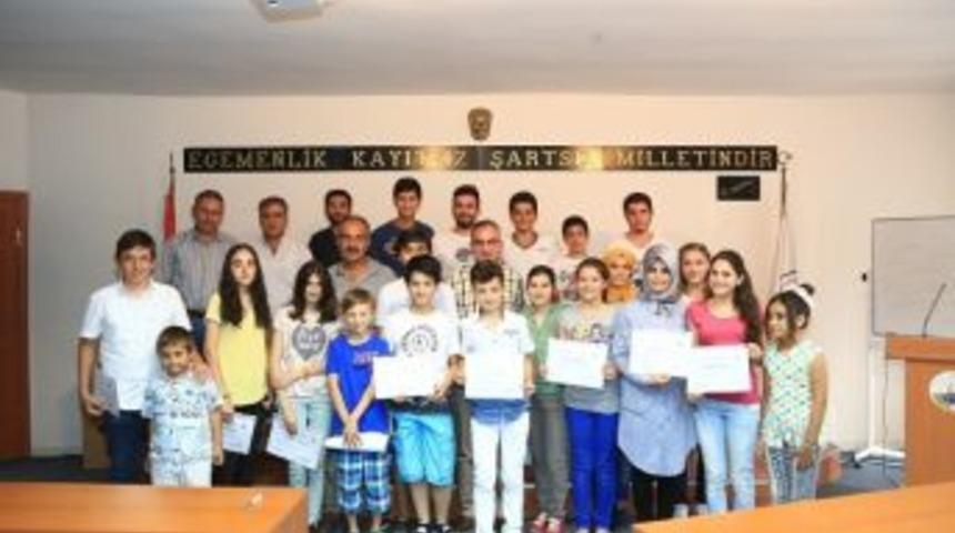 İngilizce Kursuna Katılan 22 Kursiyer Belgelerini Aldı