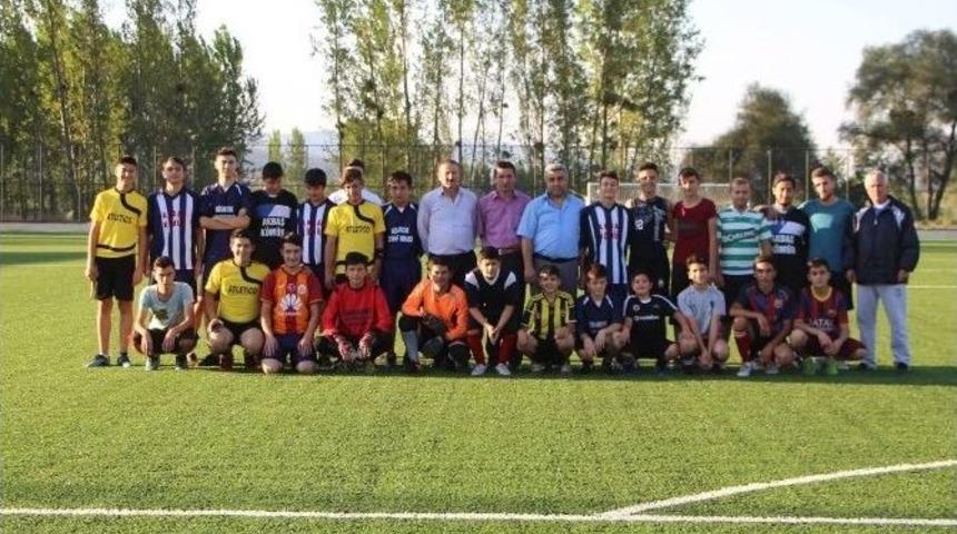 Hisarcık&rsquo;ta Sentetik &Ccedil;im Saha Ve 400 Kişilik Kapalı Trib&uuml;n Hizmete Girdi