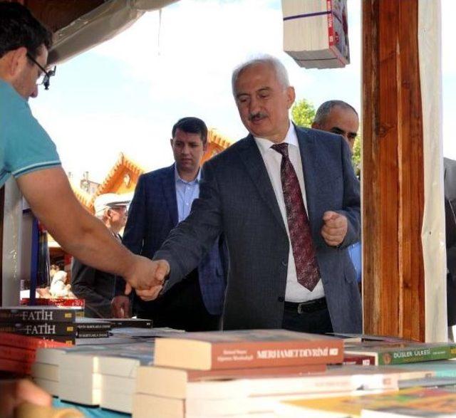 Sivas'ta Kitap Fuarı Açıldı
