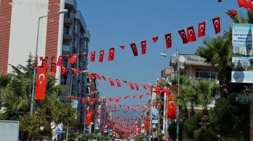 Turgutlu Belediyesi Sokakları T&uuml;rk Bayrakları İle Donattı