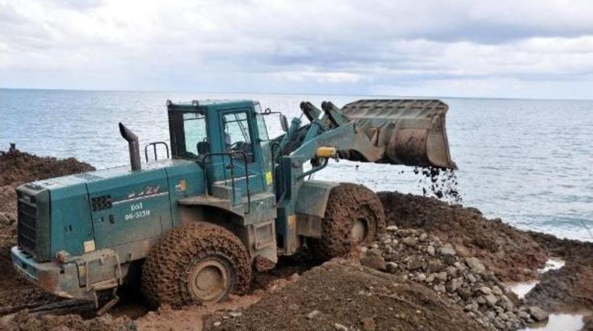 Hopa B&ouml;yle Temizleniyor: Toprak, &Ccedil;amur, Bal&ccedil;ık Ve Sel Atıkları Karadeniz&rsquo;E D&ouml;k&uuml;l&uuml;yor