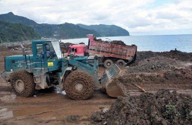 Hopa Böyle Temizleniyor: Toprak, Çamur, Balçık Ve Sel Atıkları Karadeniz’E Dökülüyor